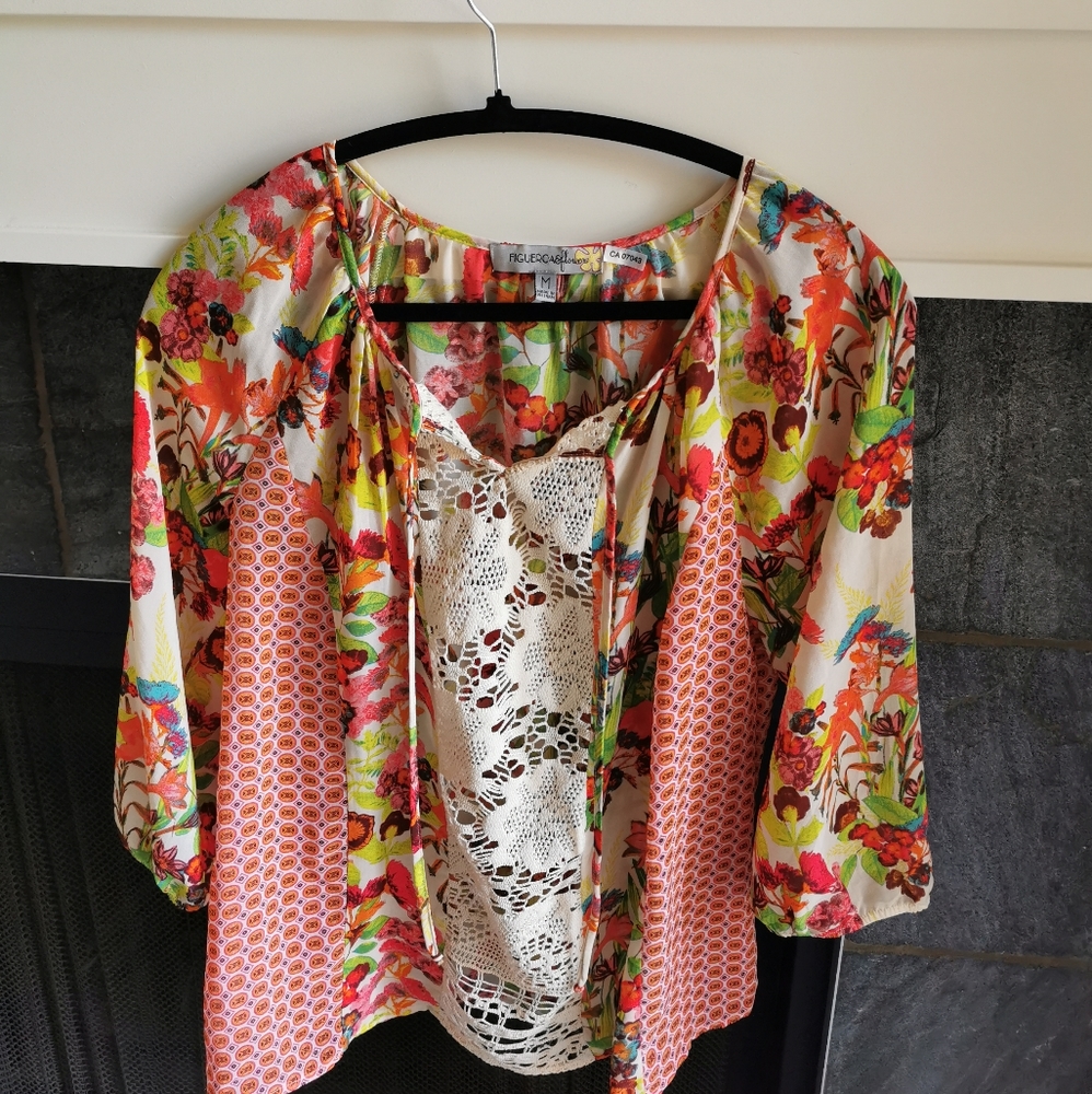 figuercaeflower，size M，V-neck women's top with an exotic flair